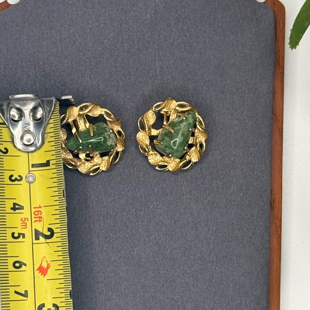 Vintage 60s 70s Gold Tone Green Stone Clip Earrings | Mid Century Brutalist Boho - Picture 9 of 9